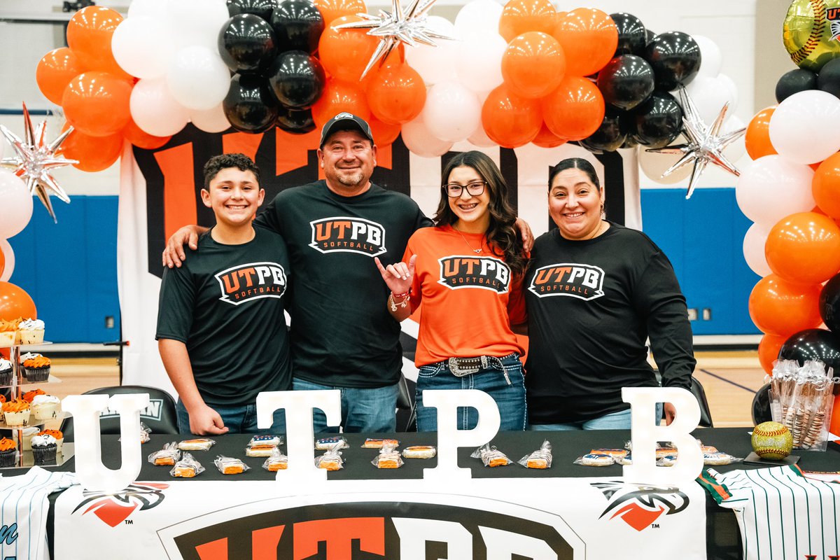 amathyst_g44's tweet image. Friday was such a bittersweet night! I got to sign along with some of my favorite girls and with my amazing support system in attendance! I’m so excited to see what this new chapter of life brings for us. #FalconUp 🤙🏼🧡🖤