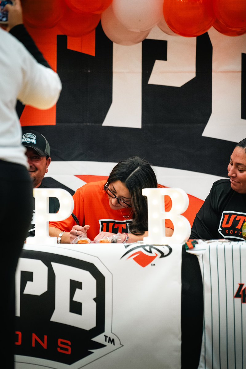 amathyst_g44's tweet image. Friday was such a bittersweet night! I got to sign along with some of my favorite girls and with my amazing support system in attendance! I’m so excited to see what this new chapter of life brings for us. #FalconUp 🤙🏼🧡🖤