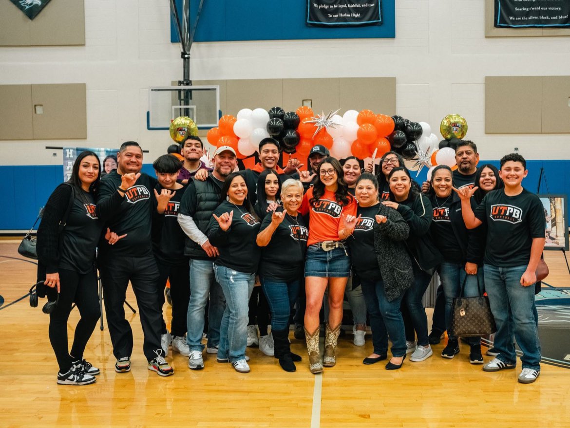 amathyst_g44's tweet image. Friday was such a bittersweet night! I got to sign along with some of my favorite girls and with my amazing support system in attendance! I’m so excited to see what this new chapter of life brings for us. #FalconUp 🤙🏼🧡🖤