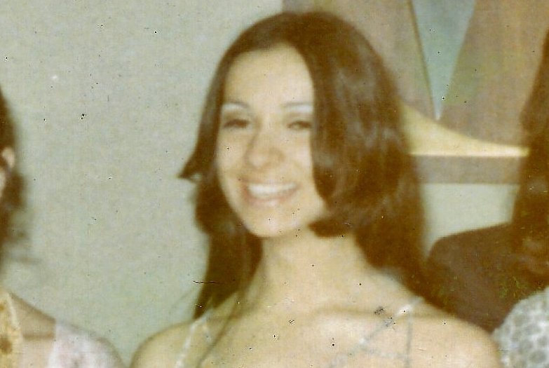 Debería estar celebrando el cumpleaños de mi mamá, Patricia Roisinblit. La dictadura la secuestró el 6/10/78, embarazada de mí. Me dio la vida y, por 3 días, todo su amor. Luego me la arrebataron. Su ausencia duele cada día. Feliz cumple, mamá. Que mi amor te alcance donde estés