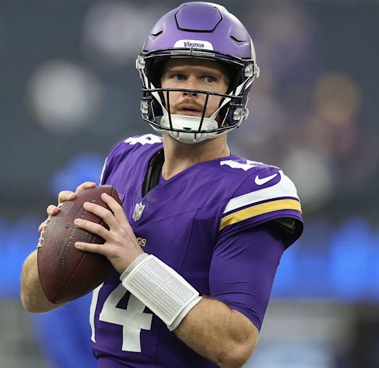 HISTORY: #Vikings QB Sam Darnold has the most games with a 100+ passer rating in Minnesota history. 

Sam already has 11 games of 100+passer rafting out of the 13 games he’s played this season. 

SAM DARNOLD MAKING HISTORY.