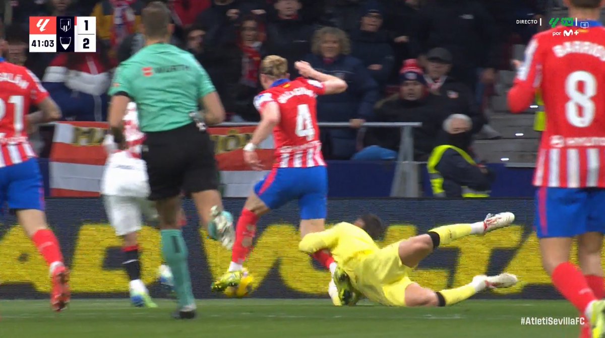Diariosdeuncule's tweet photo. ➡️Gallagher es derribado

➡️ Pau Víctor es agarrado

➡️ Rudiger agarra al defensa

❌ Adivinand a quien pitaron penalti https://t.co/1e5vdG6U9T