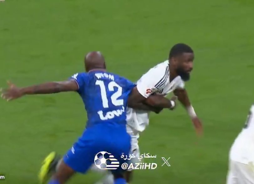 Diariosdeuncule's tweet photo. ➡️Gallagher es derribado

➡️ Pau Víctor es agarrado

➡️ Rudiger agarra al defensa

❌ Adivinand a quien pitaron penalti https://t.co/1e5vdG6U9T