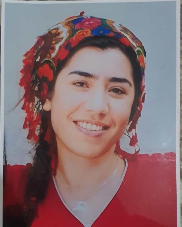 YilmazGedik_'s tweet photo. Ben Garibe Gezer Cezaevin'de Süngerli Odalarda Gardiyanlarca İşkence Edildim, Tecavüze Uğradım Ve Öldürüldüm. Cenazeme de İşkence Ettiler. Araç Vermedikleri İçin Cenazem Bir Traktörün Arkasında Köyüme Götürüldü...

Çoğu Kişi Sessiz Kaldı, Siz Beni Unutmayın... https://t.co/ByK4tIdj4z