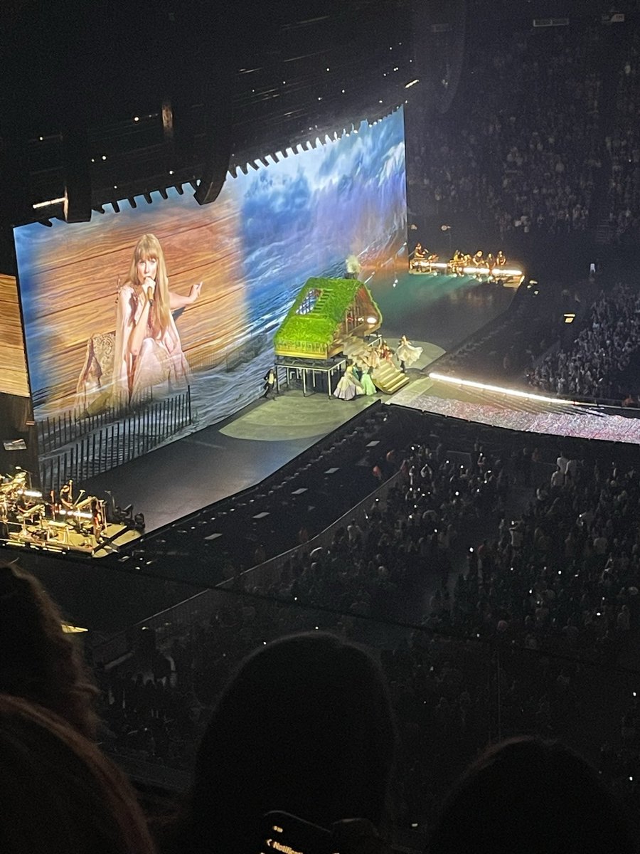 bricutshall's tweet photo. #ThankYouTaylor for all the magic, moments, and memories over the last 2 years. 🫶🏻

@taylornation13 @taylorswift13 #TheErasTour https://t.co/nuWWslXct0
