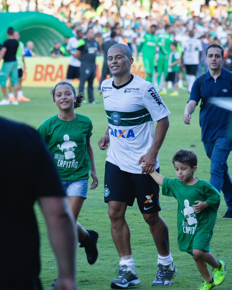 coritibadadepr1's tweet photo. JAMAIS COMPAREM O FRACASSADO DO FERNANDINHO COM O ALEX! https://t.co/Dgvp4DU0A7