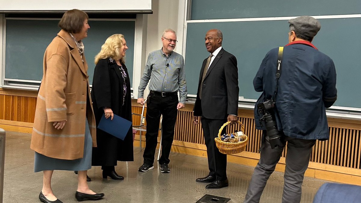 UCDavisPsych's tweet image. Congratulations to Psychology Professor Steve Luck @stevenjluck for receiving the UC Davis Prize (the top award given to UC Davis faculty for excellence in research, teaching, and service). Thanks for your tireless dedication to every facet of the profession!
