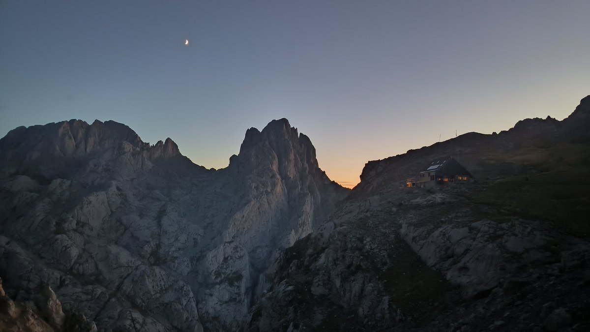 AitorIzquierdo7's tweet photo. Justo antes de cerrar y terminar la temporada @refugio.colladojermoso , último Trekking de Jermoso del año ☺️💪⛰️🧗🔝
⬇️⬇️⬇️⬇️⬇️⬇️
@ADN_Astur
#adnastur #adnasturguides #mountainguide #guiademontaña #guiadebtt #gravel #gravelbike https://t.co/a6N5shy4lD