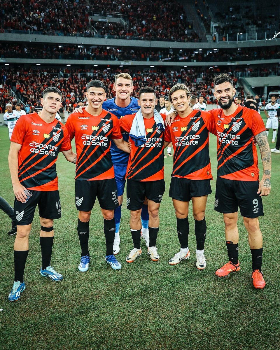 sudanalytics_'s tweet image. ❌🇧🇷 Athletico Paranaense DESCENDIÓ A LA SEGUNDA DIVISIÓN DE BRASIL, dos años después de jugar la FINAL de la Libertadores.

👀 Hay 5 ARGENTINOS y 2 URUGUAYOS:

🇦🇷 Bruno Zapelli.
🇦🇷 Lucas Esquivel.
🇦🇷 Leonardo Godoy.
🇦🇷 Tomás Cuello.
🇦🇷 Lucas Di Yorio.
🇺🇾 Gonzalo Mastriani.
🇺🇾…