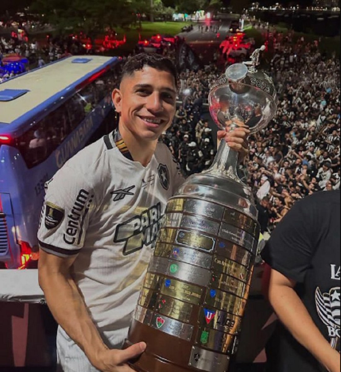 angelv3714's tweet photo. Es nuestro 🇻🇪

Campeón de Libertadores y Brasileirao 🥇 https://t.co/NZ6Zw6kOo0