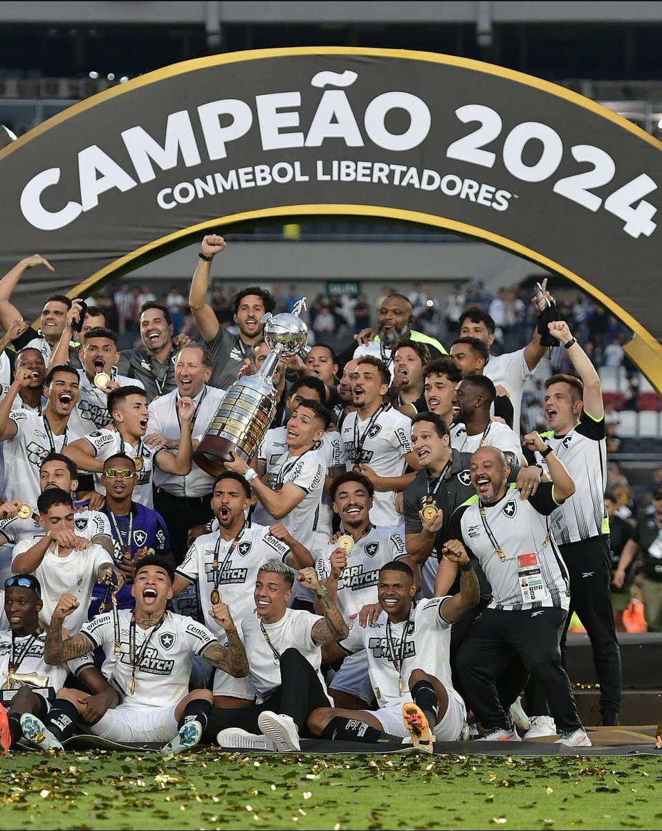 niinacix's tweet photo. 2023 mostrou que às vezes não é a hora certa. Em 2024, o Botafogo entendeu o porquê: Libertadores e Brasileirão no mesmo ano. A estrela solitária esperou para brilhar ainda mais forte! 🔥 https://t.co/gEp9vafkql