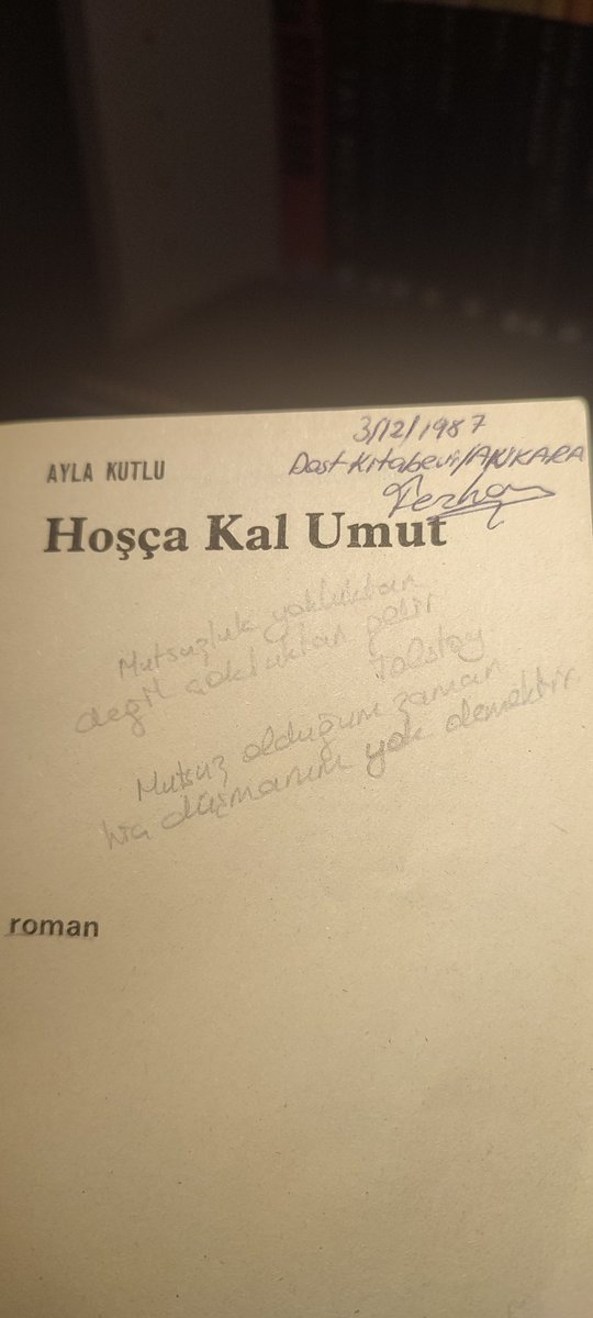 TubaGL___'s tweet photo. 03.12.1987 yılında Dost Kitabevinden bu kitabı alan Ferhan, şimdi neredesin bilemiyorum ama altını çizdiğin satırlar ve satırlar arasındaki notların bana emanet. Ve evet bir Ankaralı için Dost Kitabevi işte tam da bu geçmiş demek. #dostkitabevi https://t.co/YBCZHvyeTN
