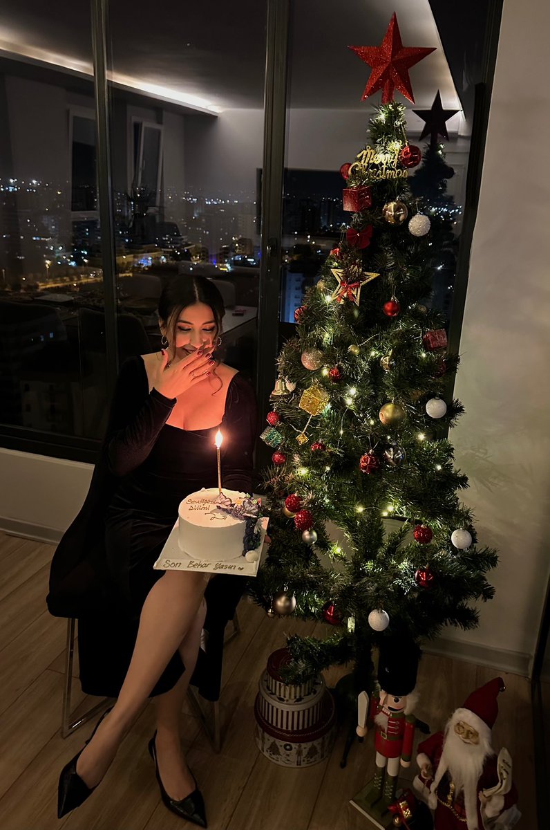 gulsumdoganlar's tweet photo. İçimdeki kadını öptüğüm bir yaş daha.. 🎈 https://t.co/Ola0ppQDGv