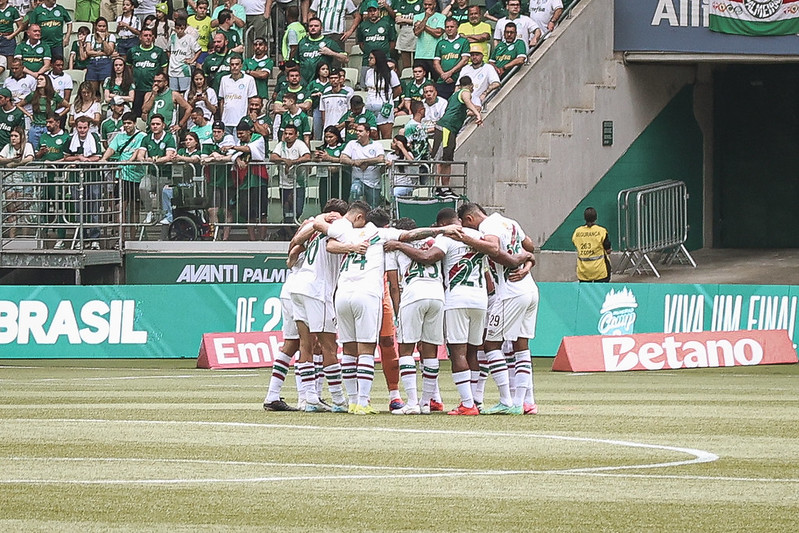 FluminenseStuff's tweet photo. Que 2024 jamais se repita, @oflumedomina. Essa camisa provou mais uma vez que é pesada demais e merece respeito de quem a veste e de quem a enfrenta. 

Até 2025! https://t.co/ICdjbZ0Xs2