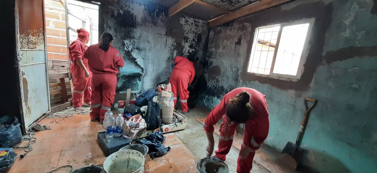 📍🇦🇷 Villa 21.24, Buenos Aires

👷‍♀️ El grupo de albañilas se encuentran en la mejora de la salubridad habitacional de su barrio.

🫂 Este es uno de los proyectos que ya se están implementando a partir de Comunidades que Irradian.