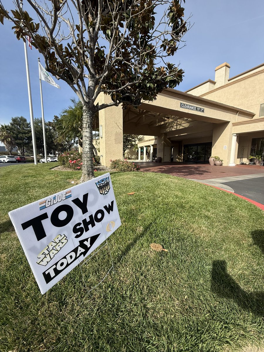 ParksAndCons's tweet photo. We’re at the Embassy Suites in Temecula Valley for the #SoCalJoeShow! This toy small is a small footprint, but it’s packed with vintage and modern toy deals. This is our 41st, and final, show of the year https://t.co/hvEJhCxIDf