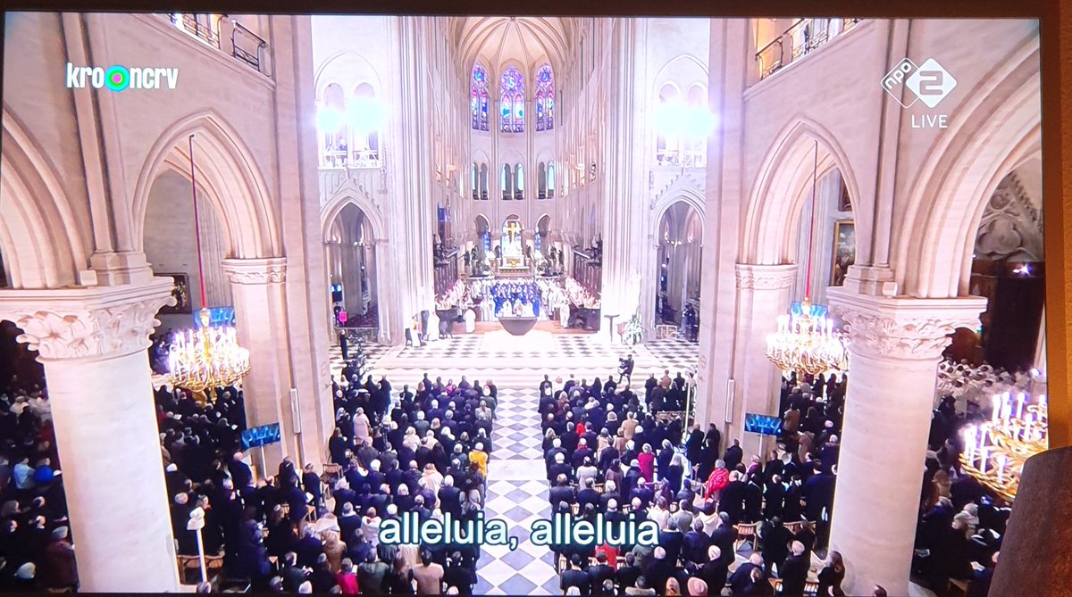 jannynl's tweet photo. Prachtig!! De eucharistieviering vanuit de Notre Dame: wat een prachtige stemmen, muziek,  de kerk en de rituelen en de gesproken woorden, de verheven emoties. https://t.co/5yzuiddViW