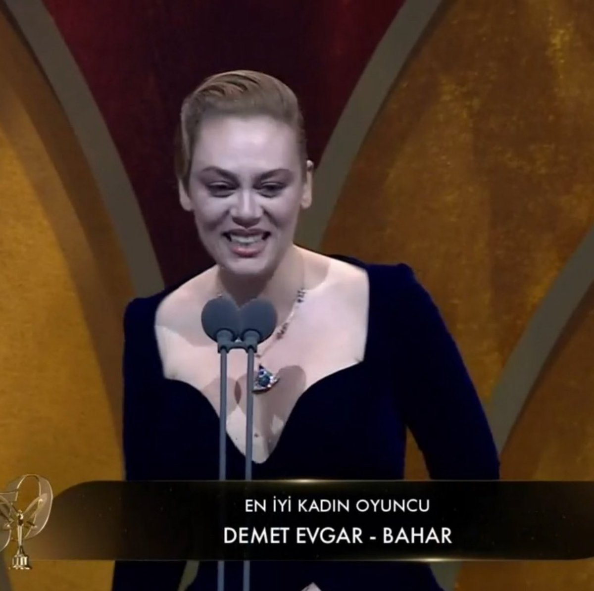 iamloiree's tweet photo. Bu gece ellerindeki ödülü SONUNA KADAR hakedenler onlar sadece onun dışında çok sıkıcı bi törendi tekrarı olmasın 
#pantenealtinkelebek https://t.co/XvaoVZ7bcl