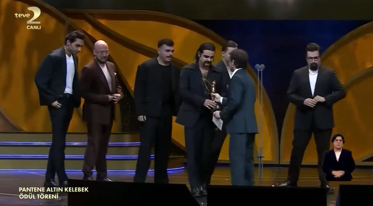 iamloiree's tweet photo. Bu gece ellerindeki ödülü SONUNA KADAR hakedenler onlar sadece onun dışında çok sıkıcı bi törendi tekrarı olmasın 
#pantenealtinkelebek https://t.co/XvaoVZ7bcl