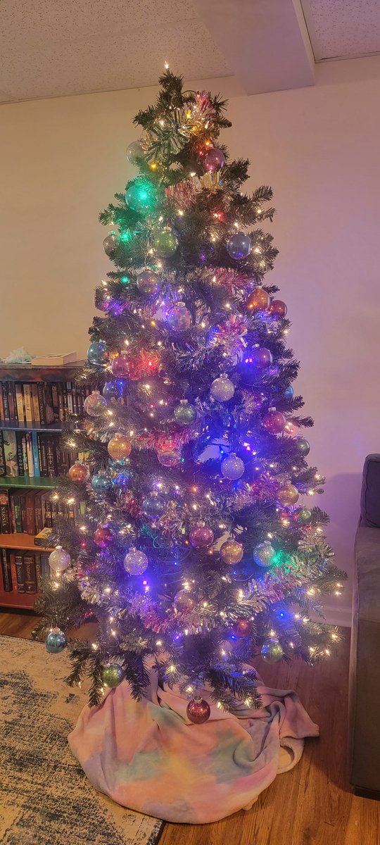 Palitato's tweet photo. I think my tree might be gay?? It just came out of the closet. https://t.co/DN5vZNe1sj