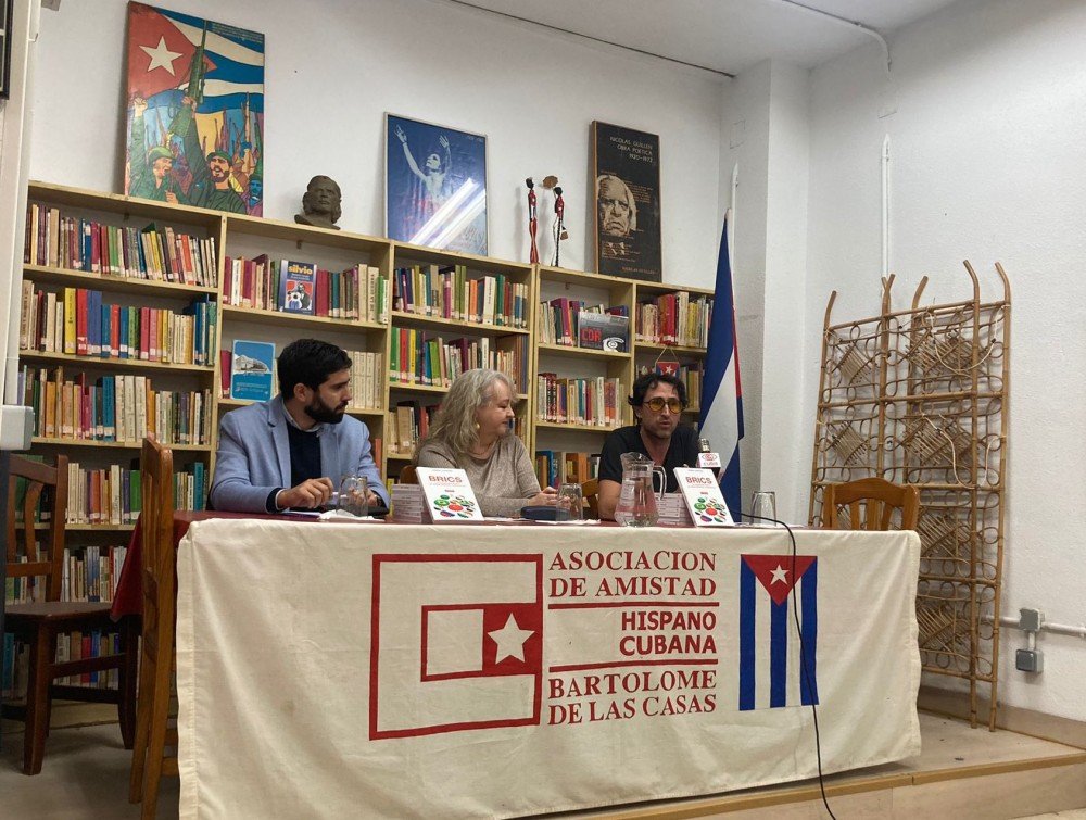 carloslopez_lpz's tweet photo. Presentación en Madrid del libro "#BRICS, la transición hacia un orden mundial alternativo".

@Yolandagbravo @embaCubaEspana @lobosolitario1 @NikolayOCDC @PanaCimarron @alejandri https://t.co/HDhDildEly