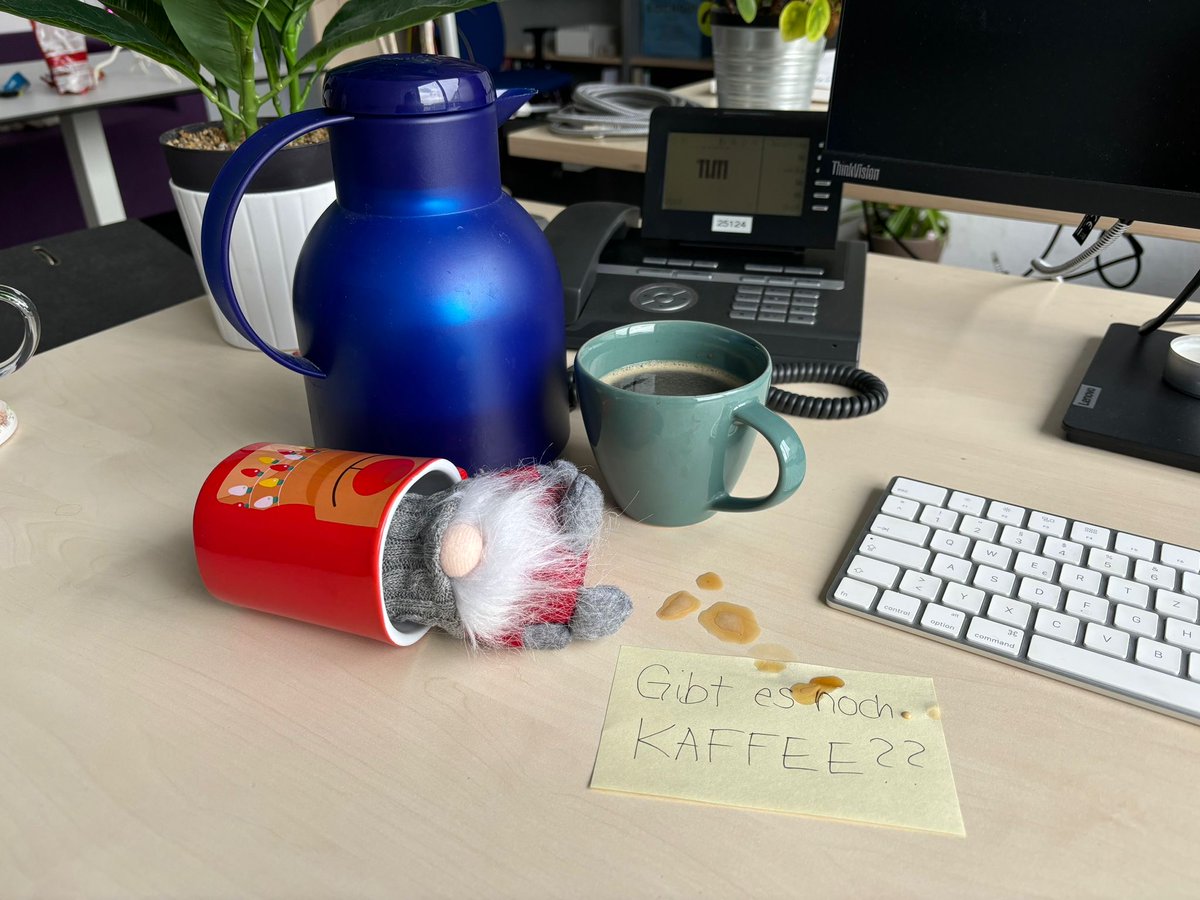 Unser CHU-Wichtel startet voller Tatendrang in Woche 2 – aber vielleicht war der Kaffee heute Morgen ein bisschen zu stark! Wie sieht’s bei euch aus – schon genug Energie getankt für den Tag? ☕🎄 #WichtelChaos #Weihnachtsstimmung #CHU" #twlz