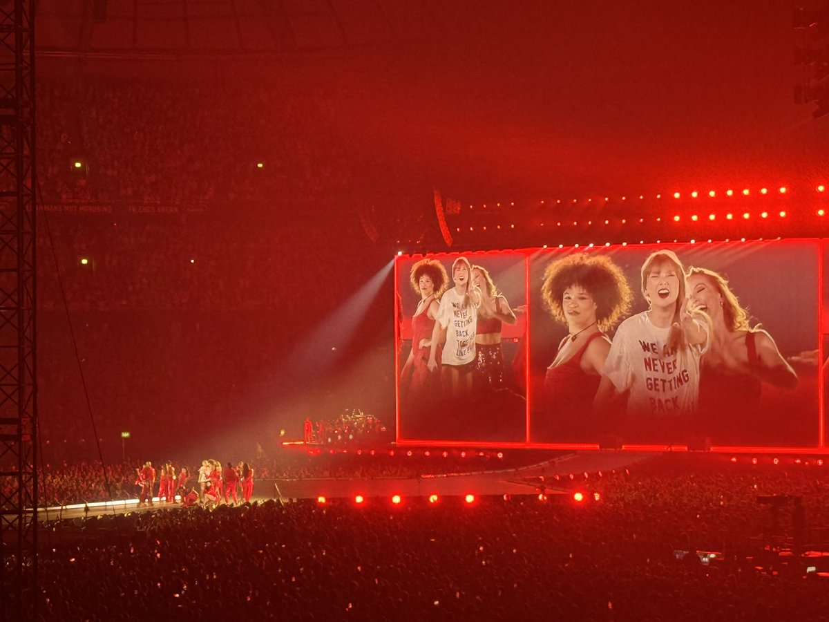 mikasreputation's tweet photo. #ThankYouTaylor i’ve had the time of my life with you during the eras tour😭🫶🏻 https://t.co/HMLiNlMb6w