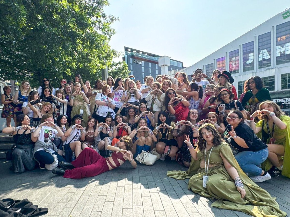 mikasreputation's tweet photo. #ThankYouTaylor i’ve had the time of my life with you during the eras tour😭🫶🏻 https://t.co/HMLiNlMb6w