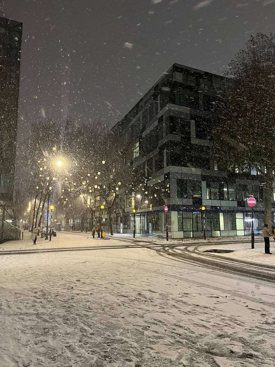 KfteK's tweet image. Walking in the snowy night, my heart is as pure as snow. ❄️✨