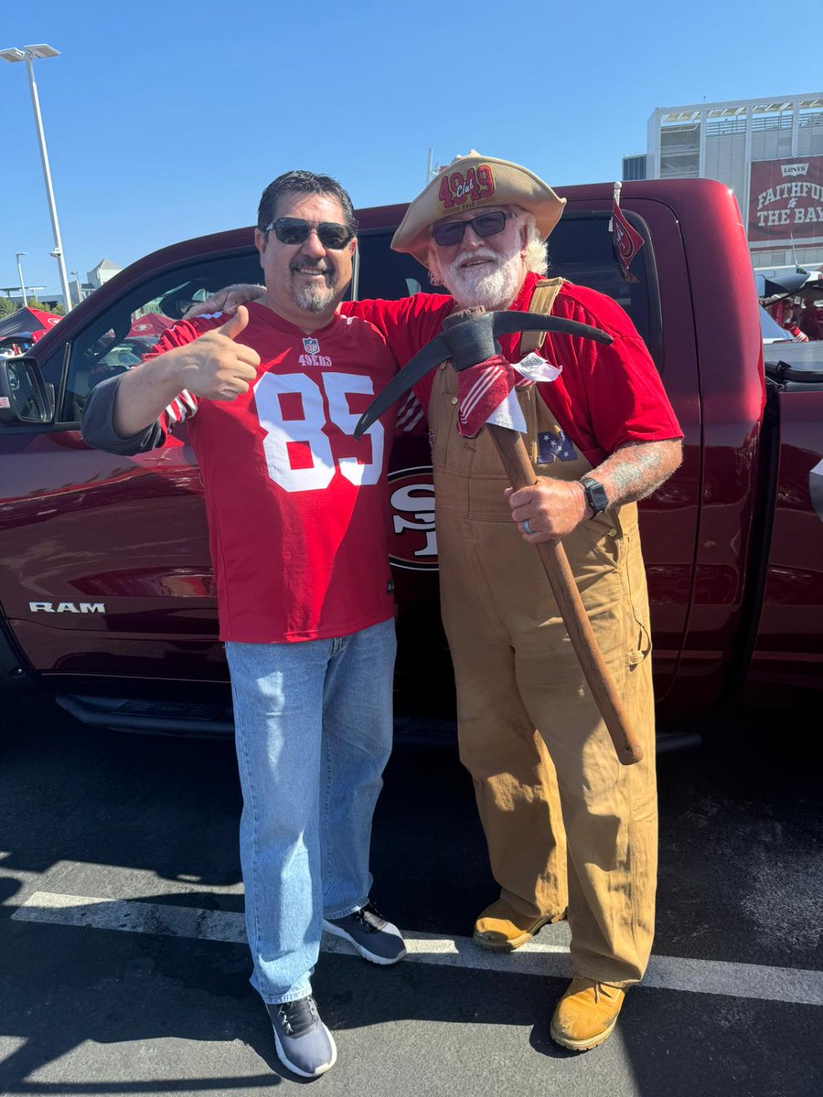 JGUrista's tweet photo. @FOXImpactoNFL saludos desde Guadalajara go Niners!!! https://t.co/7VWVh3jsG4