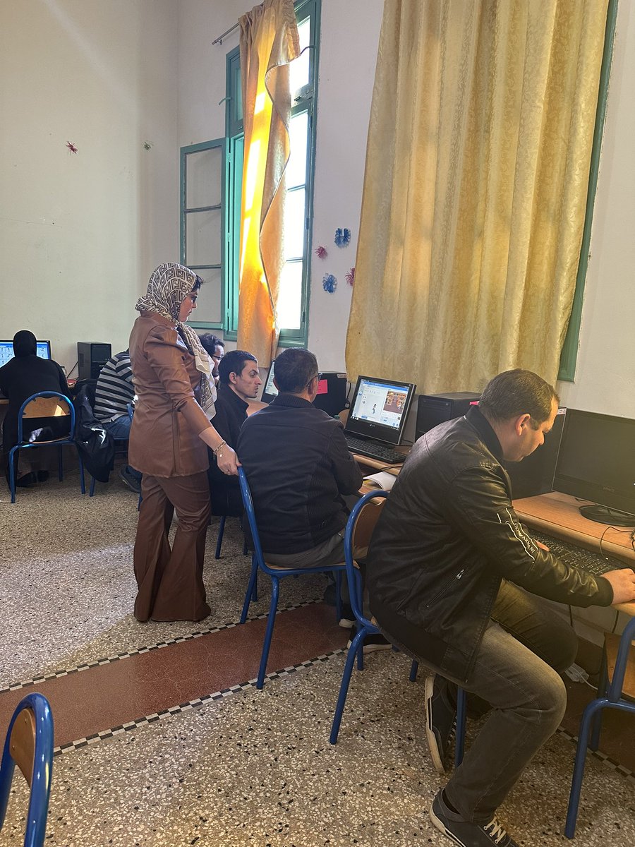 Ravie de partager ces moments inspirants de la formation que j ai récemment dirigé sur la programmation avec scratch 
#scratch 
#Africa code challenge