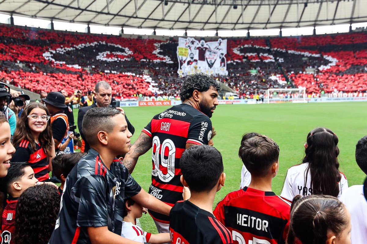 martinFLA81's tweet photo. E agora como é que eu fico
Nas tardes de domingo
Sem Gabigol no Maracanã?

Agora como é que eu me vingo
De toda derrota da vida?
Se a cada gol do Flamengo
Eu me sentia um vencedor

Muito obrigado pelos melhores dias de nossas vidas, @gabigol.

Agora, um imortal rubro-negro. https://t.co/fVRTRysW5i