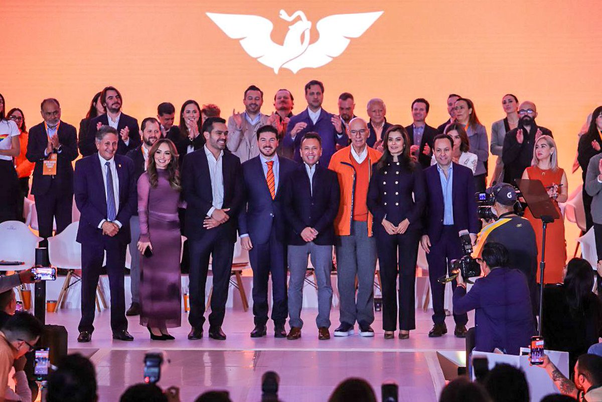 bibyrabelo's tweet photo. Elegimos a @AlvarezMaynez como el nuevo Coordinador Nacional. Estamos seguros que con toda su experiencia, trabajará arduo por millones de jóvenes que creen que un mejor México es posible. ¡Muchas felicidades, amigo! 👏🏻

#LaFuerzaNaranja 🍊🦅 https://t.co/pp9gV0mMCX