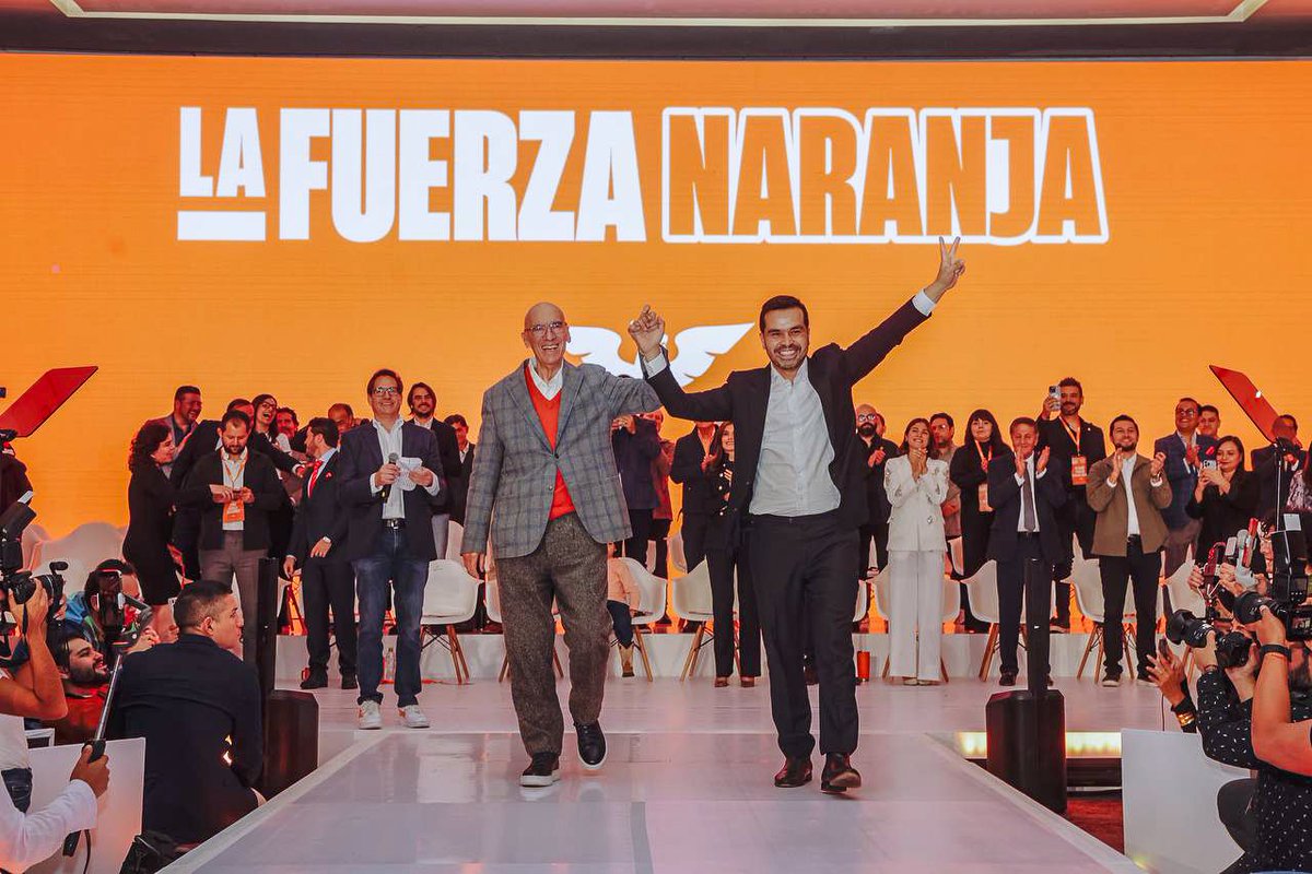 bibyrabelo's tweet photo. Elegimos a @AlvarezMaynez como el nuevo Coordinador Nacional. Estamos seguros que con toda su experiencia, trabajará arduo por millones de jóvenes que creen que un mejor México es posible. ¡Muchas felicidades, amigo! 👏🏻

#LaFuerzaNaranja 🍊🦅 https://t.co/pp9gV0mMCX