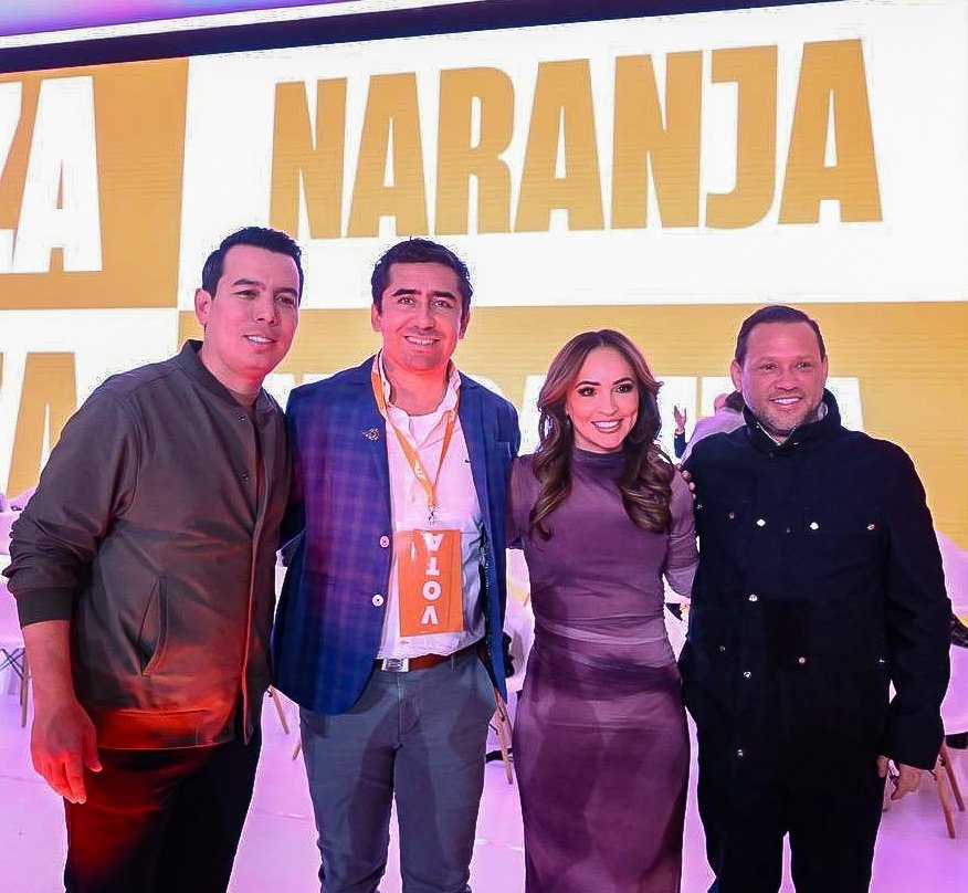 bibyrabelo's tweet photo. Elegimos a @AlvarezMaynez como el nuevo Coordinador Nacional. Estamos seguros que con toda su experiencia, trabajará arduo por millones de jóvenes que creen que un mejor México es posible. ¡Muchas felicidades, amigo! 👏🏻

#LaFuerzaNaranja 🍊🦅 https://t.co/pp9gV0mMCX