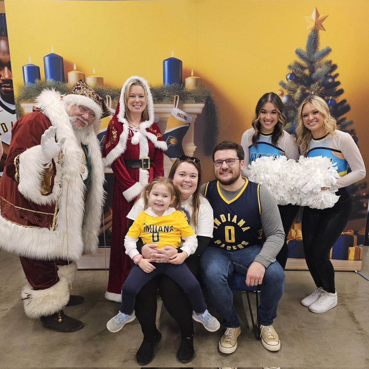 MrCh1valry's tweet photo. So excited for tonight's game! We got to meet Santa and after the game we get to meet Benedict Mathurin! 😱😱😱
#PacersGameNight #BoomBaby https://t.co/1FI8373ntA