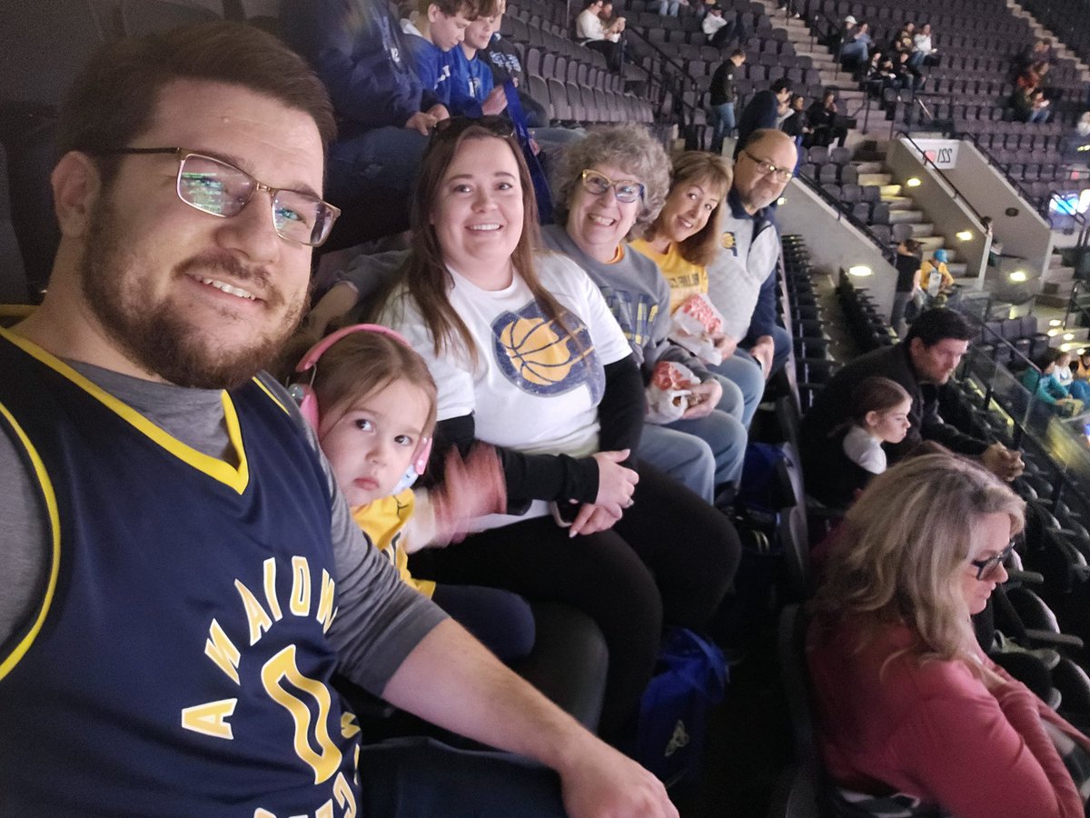 MrCh1valry's tweet photo. So excited for tonight's game! We got to meet Santa and after the game we get to meet Benedict Mathurin! 😱😱😱
#PacersGameNight #BoomBaby https://t.co/1FI8373ntA