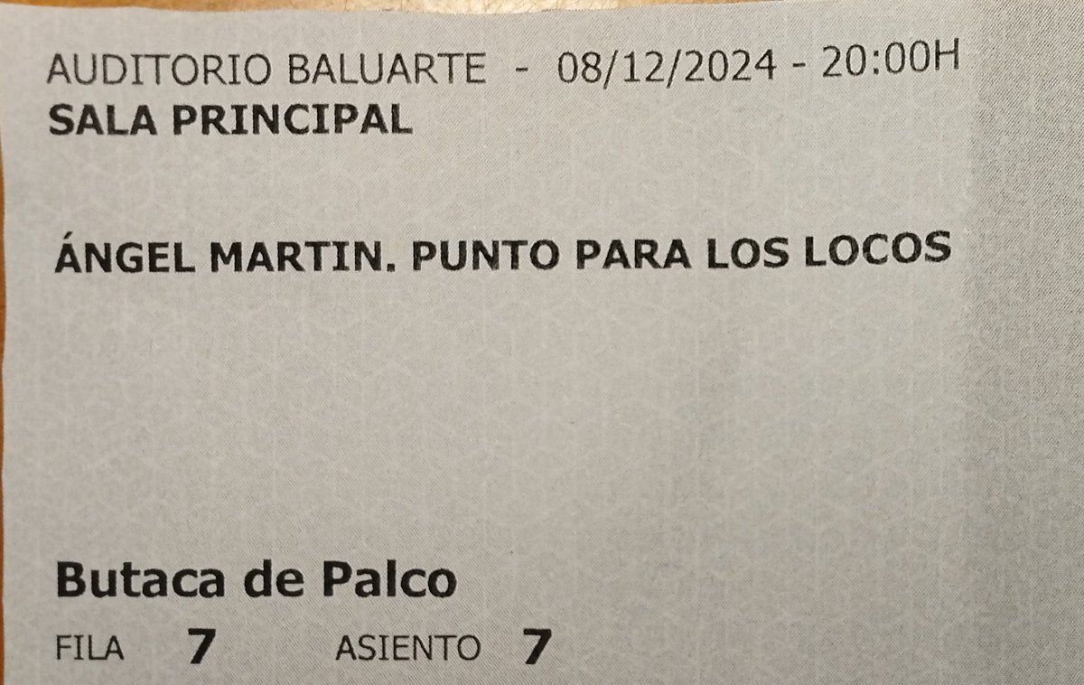idoyiz's tweet photo. Aquí una que no es pobre sino que compró la entrada tarde y tuvo que coger butaca en el palco...😋
Cómo hemos disfrutado con el monólogo de @angelmartin_nc.... 
Punto, set y partido para los locos... Gracias!!! https://t.co/6vaXzT5hEt