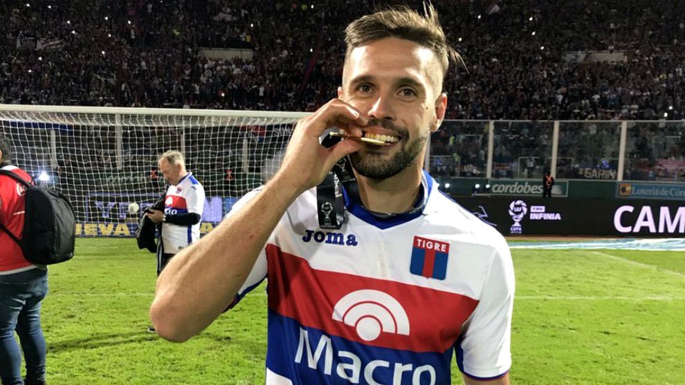 JuntoaTigre's tweet photo. Ascendió a Primera División y convirtió un gol en la final para San Martin de San Juan.
En el Matador convirtió unos de los goles más importantes de la historia del club.

¡Felicitaciones Fede González! El delantero de los goles ⚽ importantes.

#ClubAtléticoTigre #FedeGonzalez https://t.co/VYZ5TULkfU