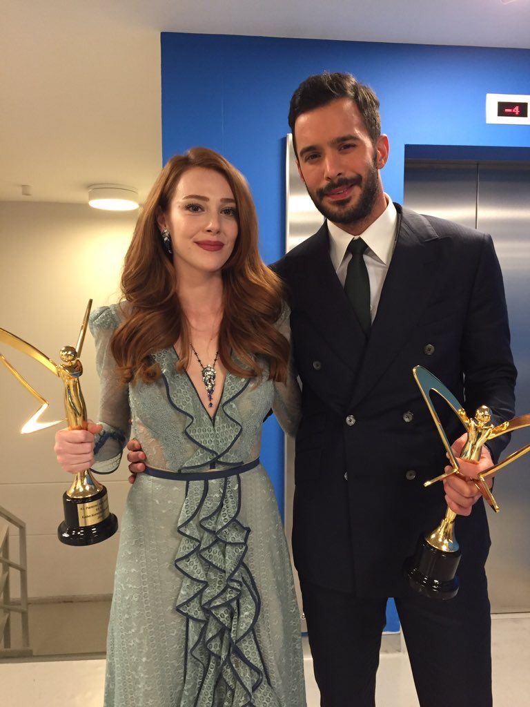 #PanteneAltınKelebek bu akşam  resmen #ElçinSangu ve #BarışArduç un beraber ne kadar özlendiğini ve kalitelerini gösterdi bize.. her yerde Elçin Barış geri dönün paylaşımları görüyorum. Ve duygulanıyorum... 🖤🧡🥹