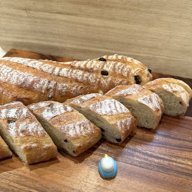 blackdog2tokyo's tweet image. This baguette was inspired by leftover dried fruits I had bought for making Stollen at the end of the year but never used. So, I made a baguette with cranberries and blueberries instead 😋

#Bread #BreadMaking

👇 Recipe
 bit.ly/41r1FBN