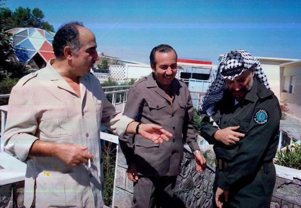 معلومات ربما لم يكن يعرفها البعض عن المعارض الأول لنظام الأسد ياسر عرفات منذ عام 1970، أي أكثر من نصف قرن. #ردع_العدوان 

1. أنشأ ياسر عرفات تنظيمات سرية في سوريا لدعم فتح :
• بدأ عرفات في السبعينيات بتجنيد ودعم تنظيمات سرية داخل سوريا مؤيدة للثورة الفلسطينية، وخصوصًا في مدن مثل