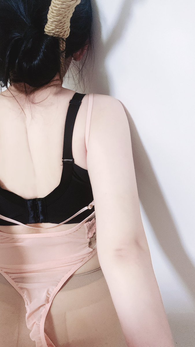 穿上最爱的肉丝，绳扣套进脖子上，做好被吊死的准备，拉紧绳子，脸慢慢变红，转身从后面插入，手里拽紧绳子，由于只有脚尖着地妹妹双手扶着我的腰靠在墙上，我加速抽插并继续拉紧绳子，让她在高潮与死亡之间徘徊…… #首绞 #绞刑 #上吊 #hanging #SM