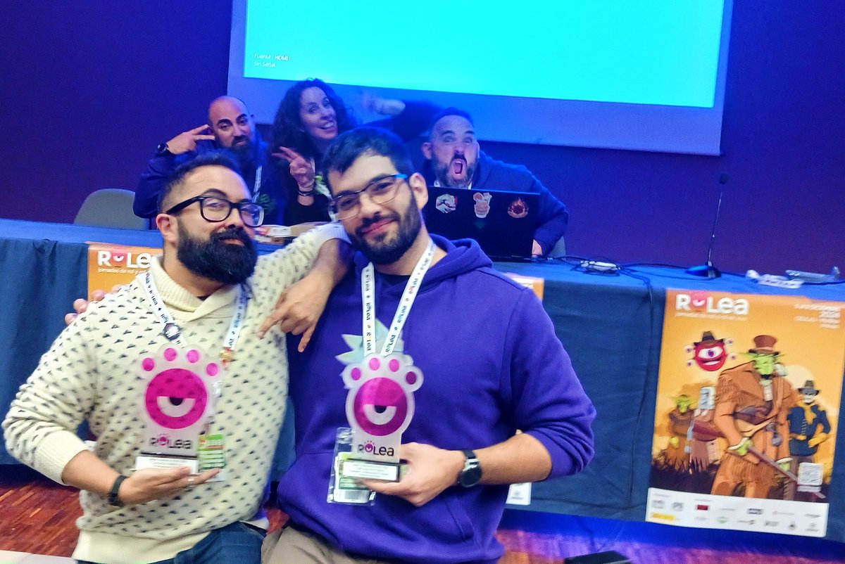 La foto final de #Rolea2024. Soy incapaz de ponerle palabras a la foto 😅

<a href="/_ADOH/">Tony Ortiz</a> <a href="/fali_ruizdavila/">Fali Ruiz-Dávila [ᚠ]</a> @falopow <a href="/JornadasRolea/">Rolea</a>