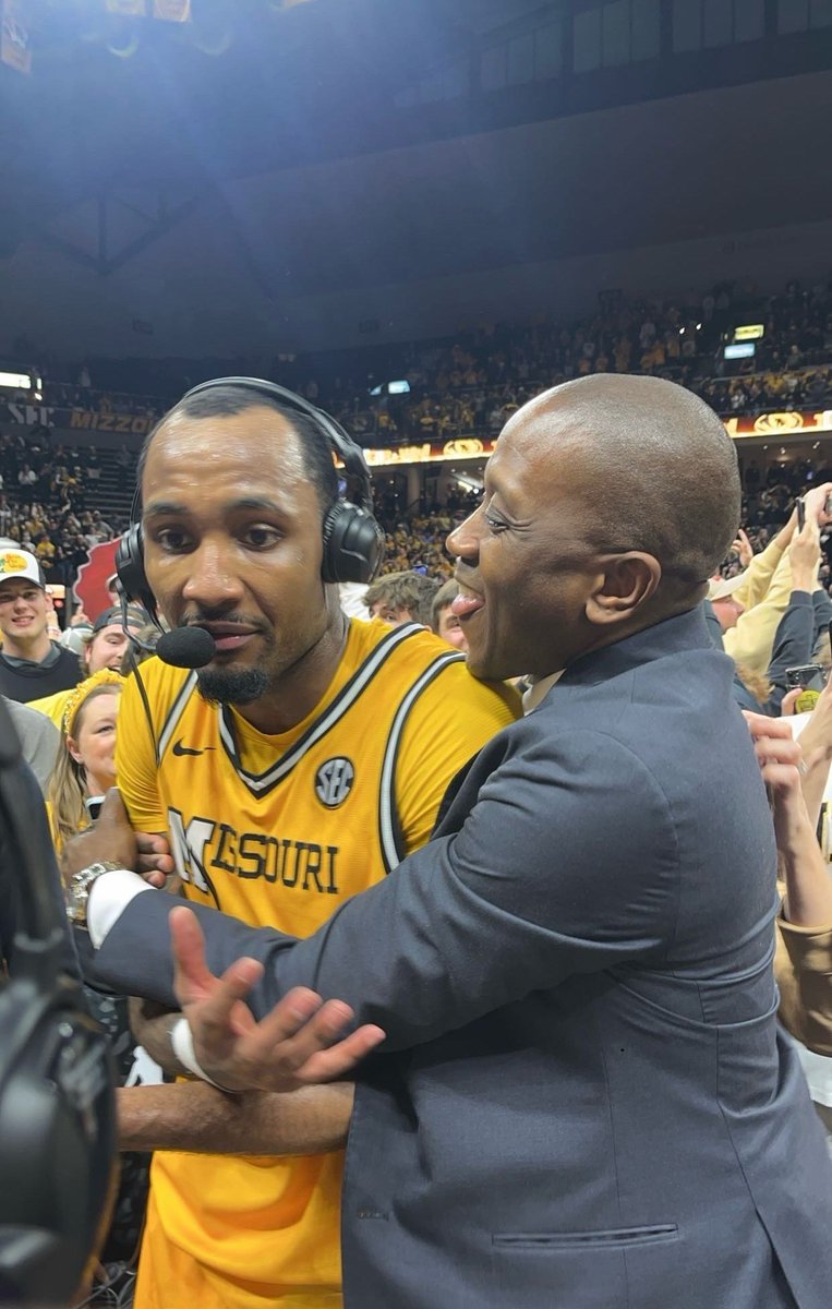 gianarisaug's tweet image. Down goes Kansas @coachdgates @tbates_11 @PowerMizzoucom @MizzouHoops @BSarver35