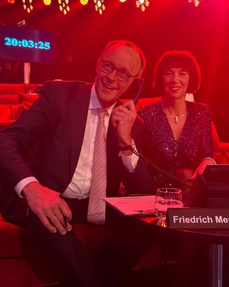 "Ich möchte den Tribut aus Distrikt 12 mit einem Glas Wasser unterstützen, aber er soll erst sagen, dass er mich wählt!"