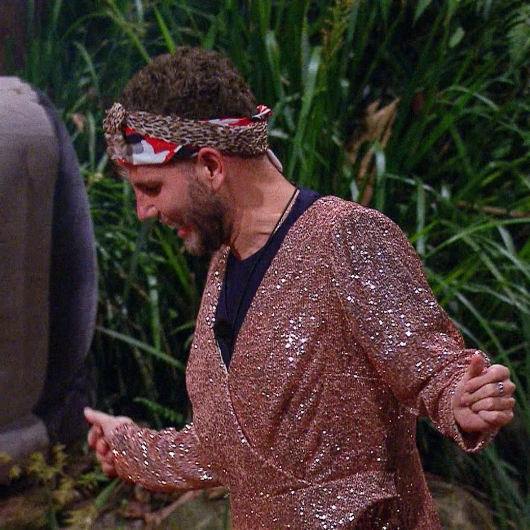 wanderingfox69's tweet photo. Definitely in my diva era with this sparkly number 💅😜 #ImACeleb https://t.co/63ze1CeYvH
