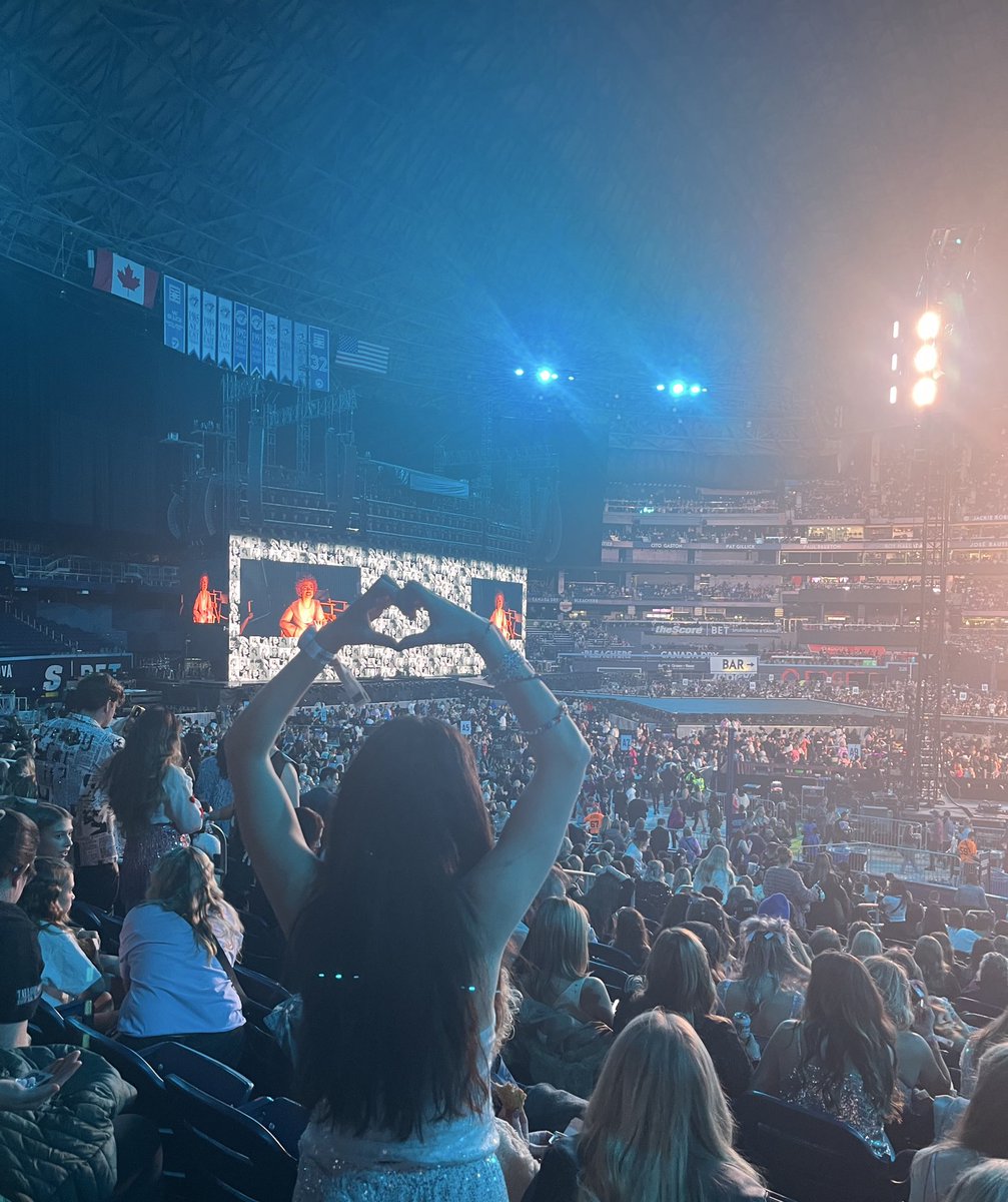 sarah talked to gracie | TAYRONTO N1 tweet media