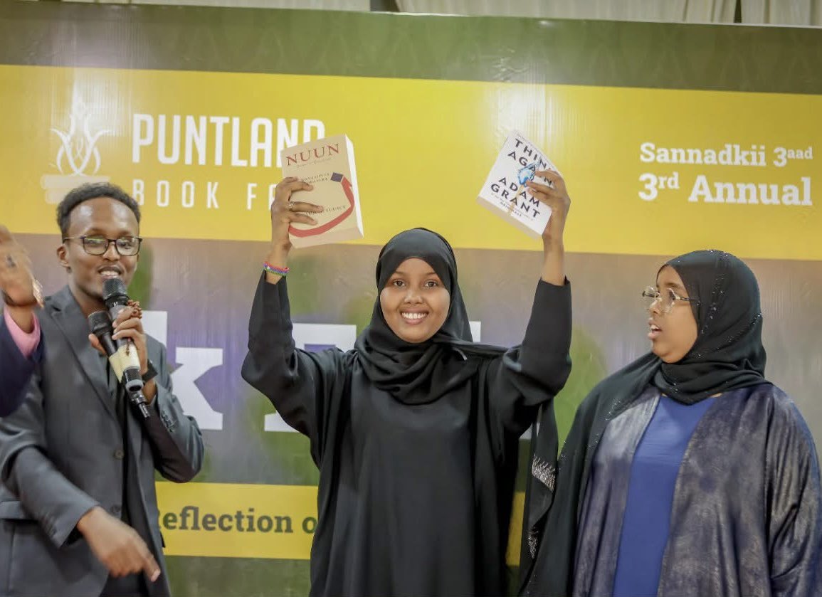 dheefbooks's tweet photo. Bandhigii Puntland Bookfair Garowe, shirkadu waxay muujisay doorkeeda bakhtiyaanasiibka iyo hadiyadihii buugta.

#dheefcrew #Bookstore #bookworms #bookreviews #bibliophiles #quotes https://t.co/5DrqHRW1Bp