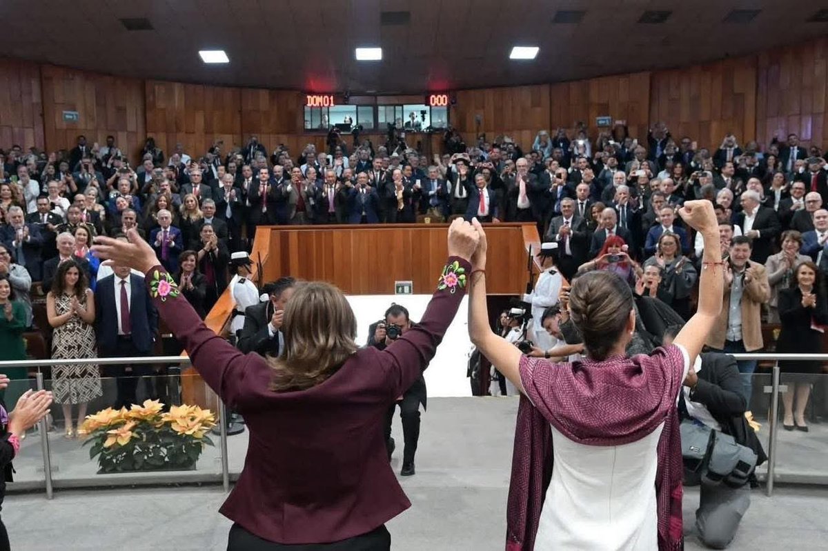 RamosAlorR's tweet photo. El 1 de Diciembre, México envió un contundente mensaje al mundo: El Estado de Veracruz, por mandato popular avasallador, será gobernado por primera vez en la historia por una mujer: Rocío Nahle García. Investida como gobernadora en el pleno del Congreso Veracruzano donde pueblo https://t.co/aIkhzx1y0U